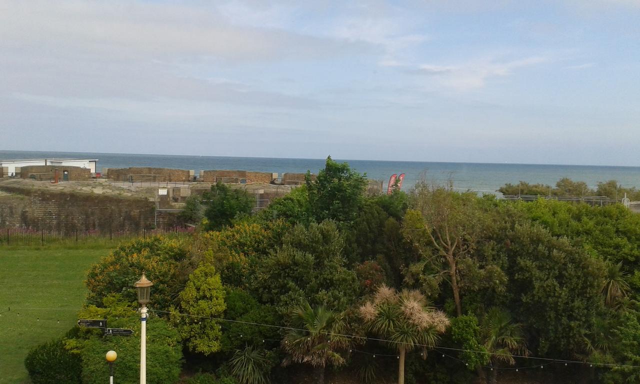 By The Sea Bed And Breakfast Eastbourne Exteriör bild