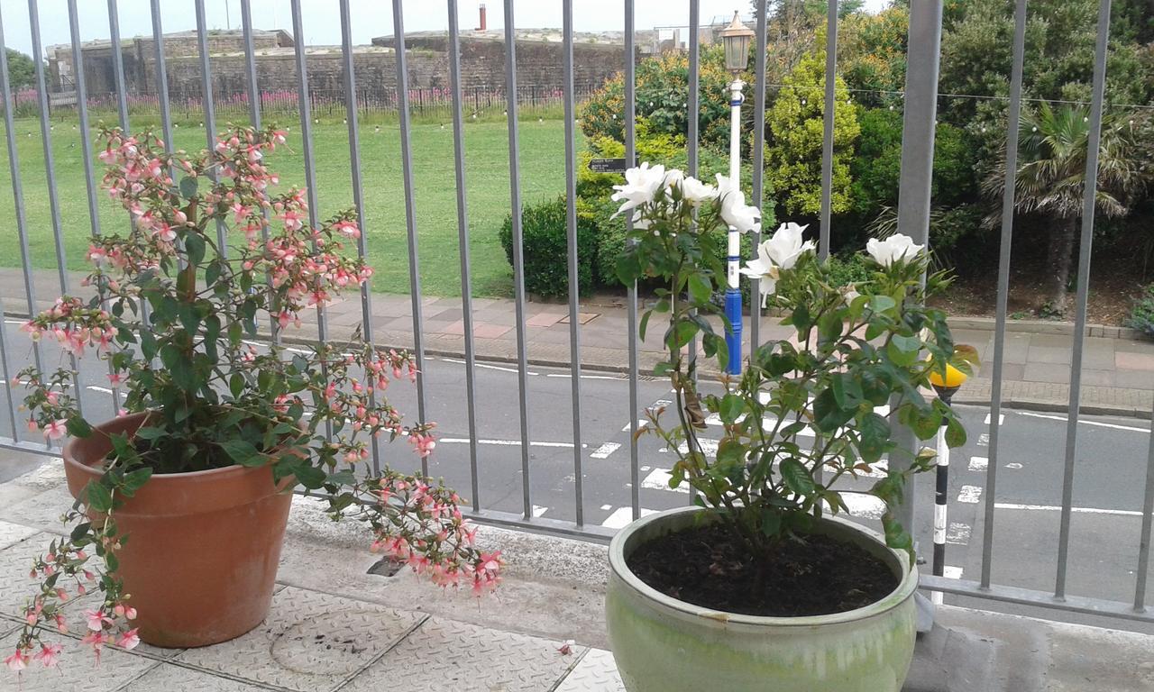 By The Sea Bed And Breakfast Eastbourne Exteriör bild