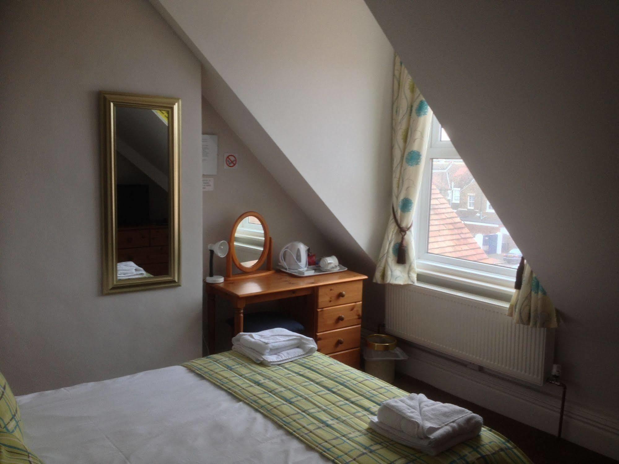 By The Sea Bed And Breakfast Eastbourne Exteriör bild