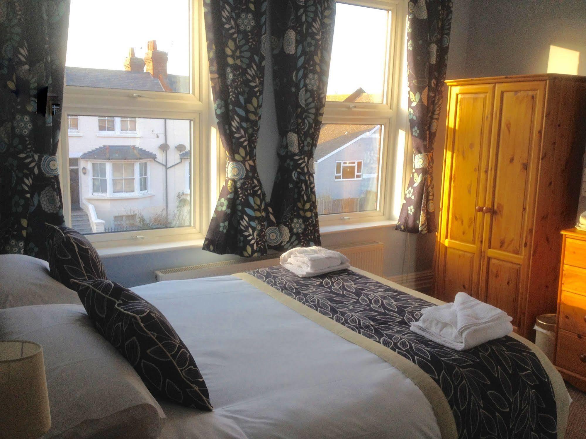 By The Sea Bed And Breakfast Eastbourne Exteriör bild