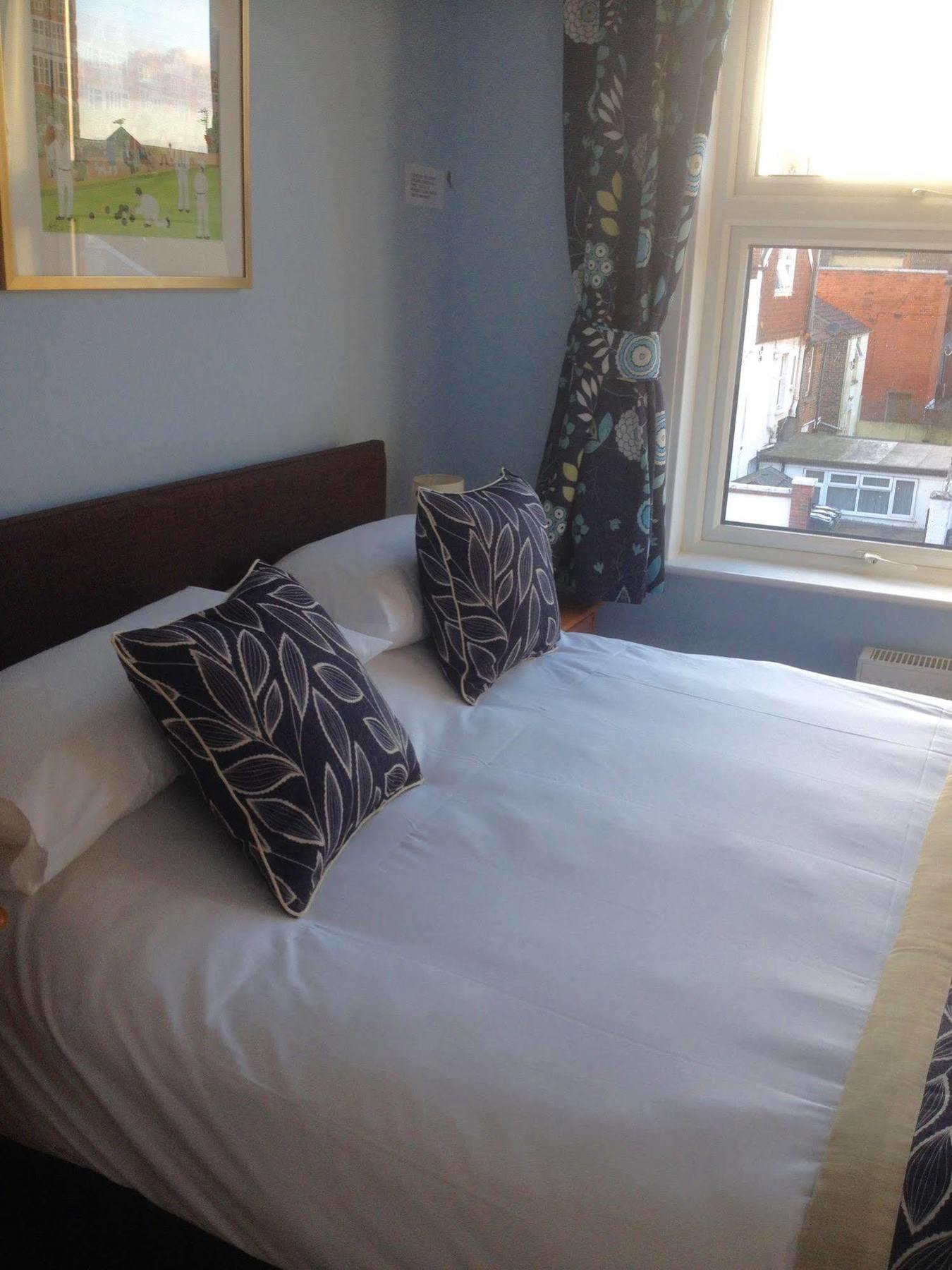 By The Sea Bed And Breakfast Eastbourne Exteriör bild